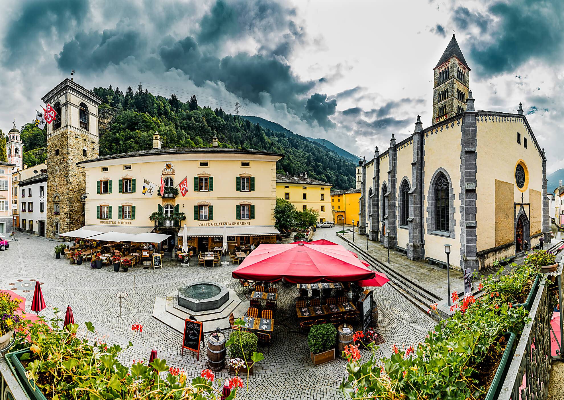 Le bourg de Poschiavo en Suisse
